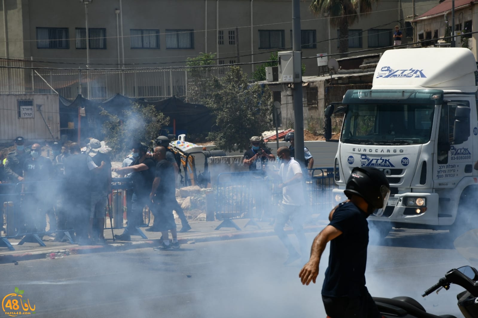 فيديو: اصابات واعتقالات في صفوف الشبان أمام مقبرة الاسعاف 